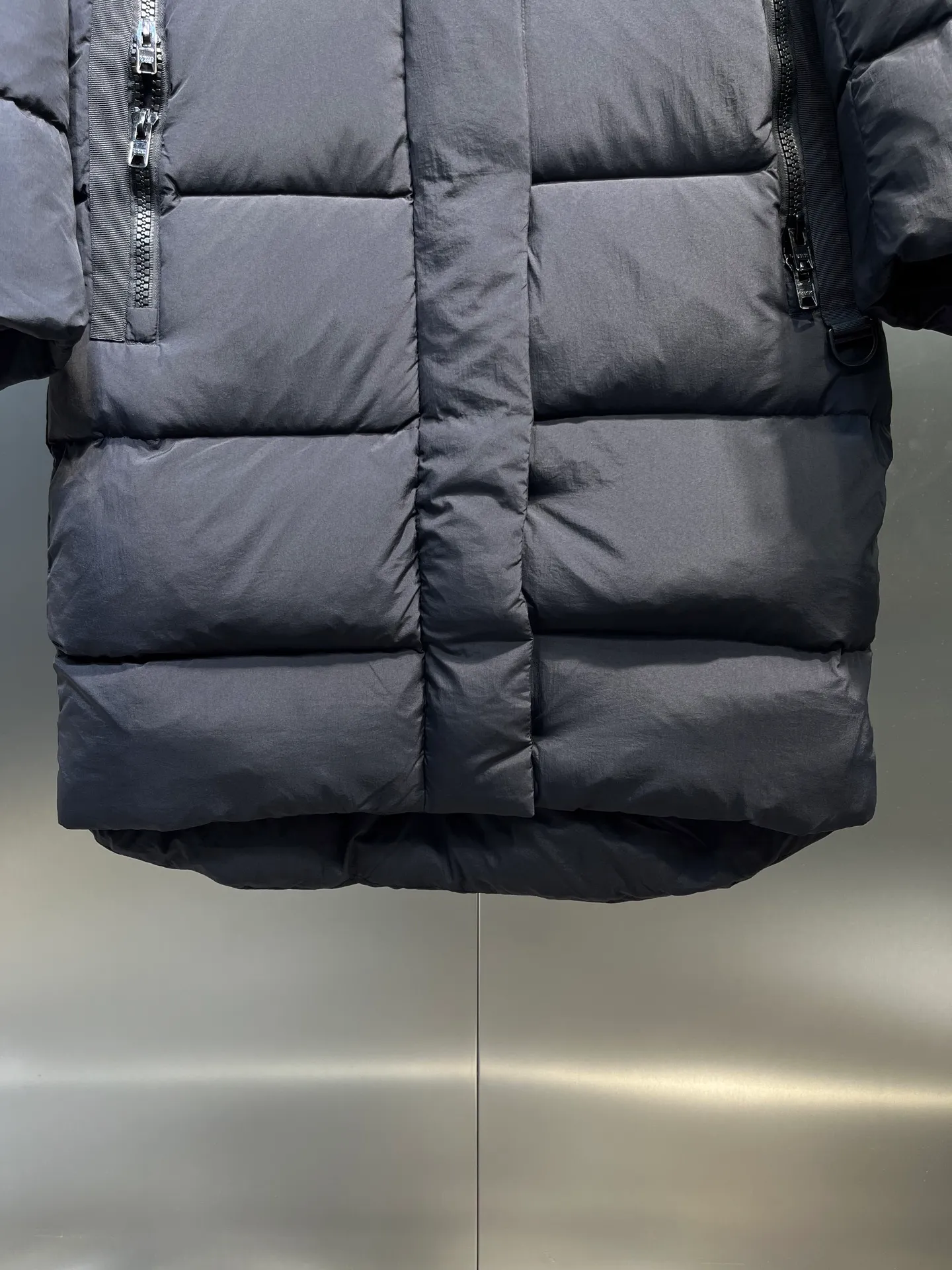 P1100 Canada Goose 🌟Canada Goose🇨🇦 Unisex down jacket, couple style, imported 90% duck down, collar is Canadian wild coyote hair, checkered double-layer inner liner with no velvet, thick velvet filling, level 5 cold protection, only one goose is needed to prevent freezing in winter, the stitching is perfect! I will buy another version this year, all accessories and materials will follow the original size: xs-xxl